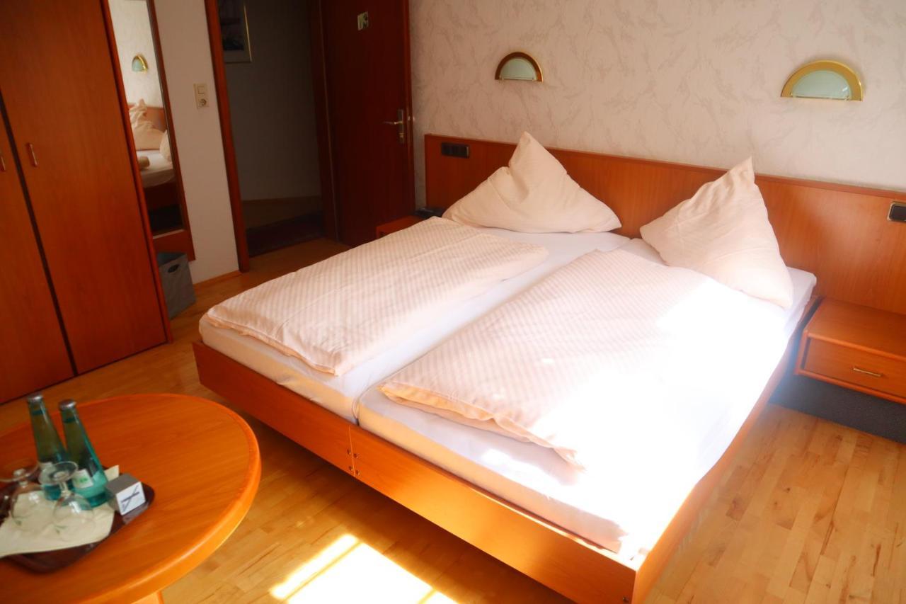 Отель Pension Zur Harburg Услар Экстерьер фото